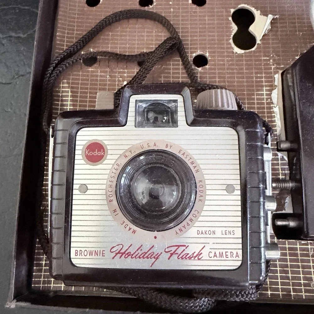 VTG 1960s Kodak Brownie Holiday Flash Outfit 183 L Camera Original Box UNTESTED